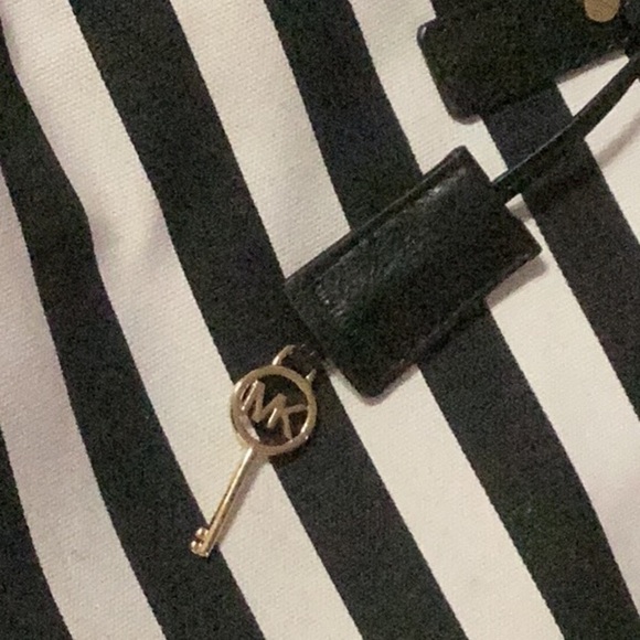 MICHAEL KORS HAMILTON BLACK/WHITE STRIPED SHOULDER BAG WITH ZIPPER LOCK AND KEY - Picture 4 of 4